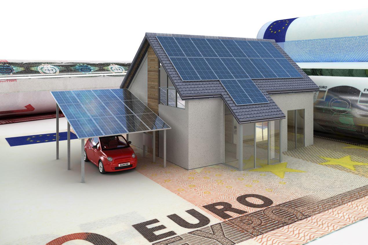 Modell eines Hauses mit Photovoltaikanlage auf Dach und Carport, umgeben von Euroscheinen – symbolisiert die Wirtschaftlichkeit einer Photovoltaikanlage in Gera.