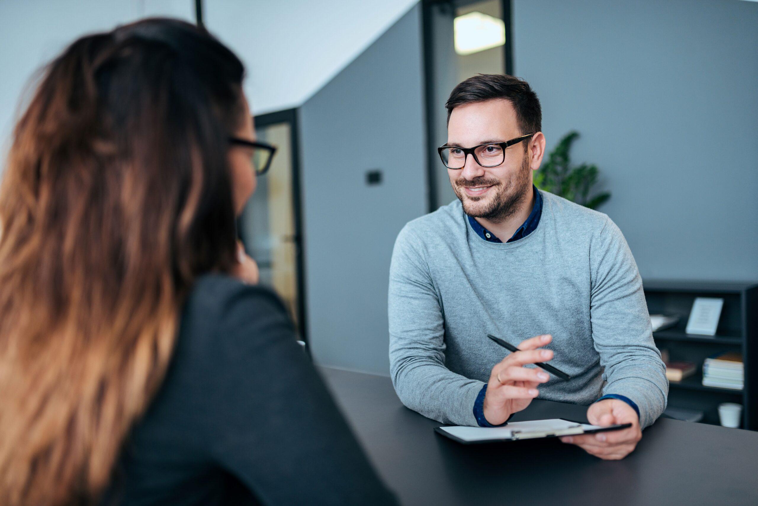 Eine Frau und ein Mann in einem Interview