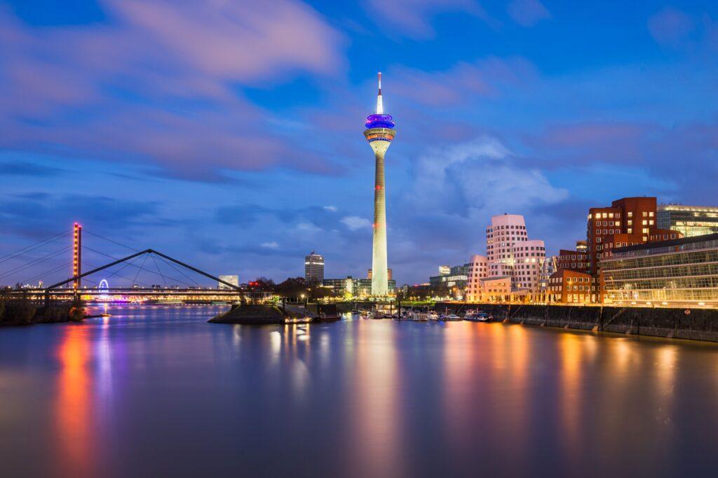 Düsseldorf Skyline bei Nacht mit beleuchtetem Rheinturm