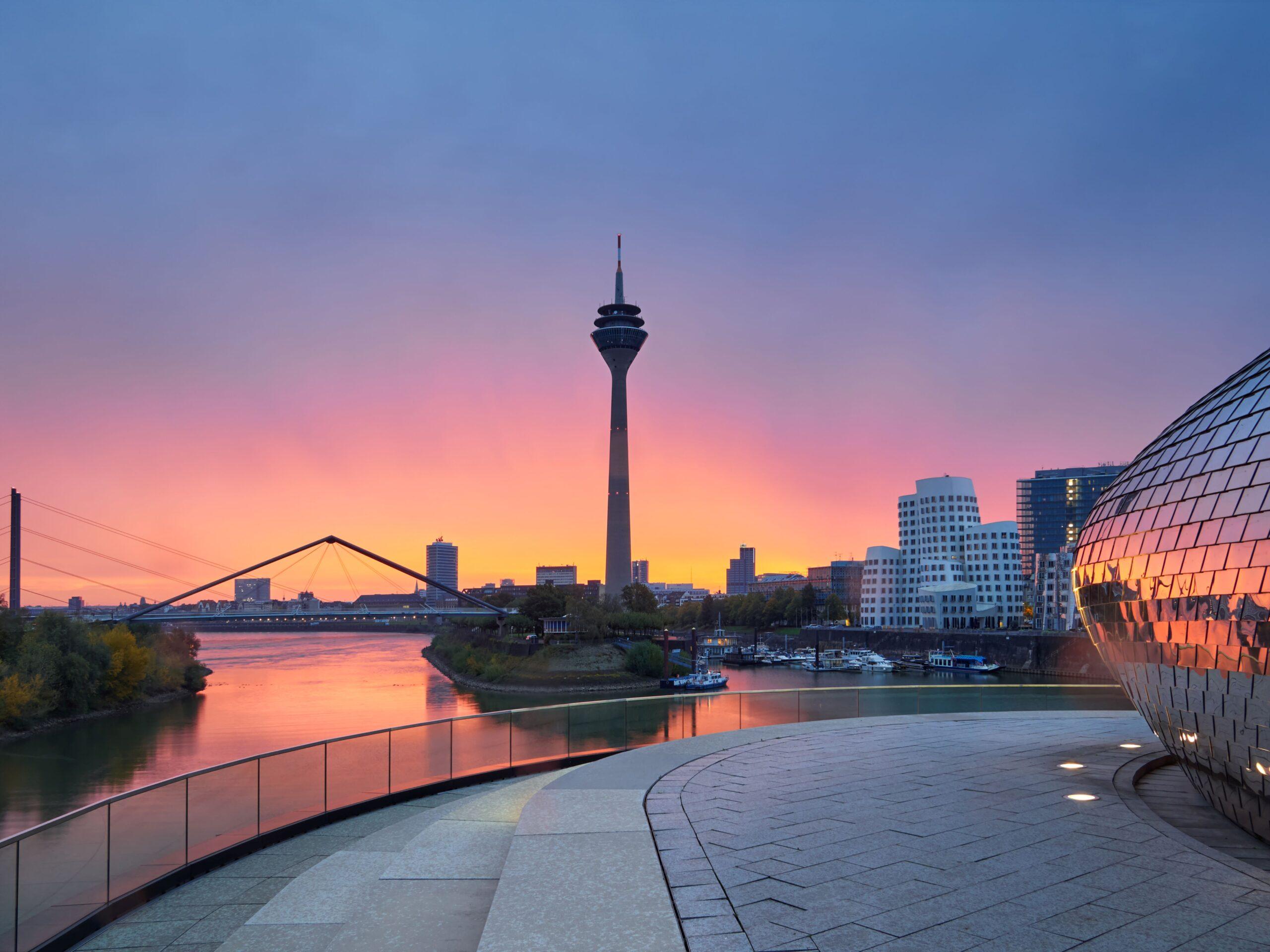 Düsseldorfer Skyline mit Rheinturm bei Sonnenuntergang