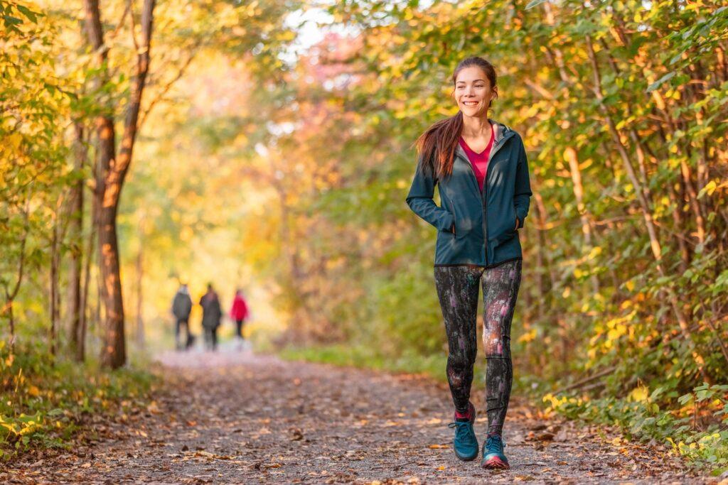 Barfußschuhe - Spaziergang im Herbstwald