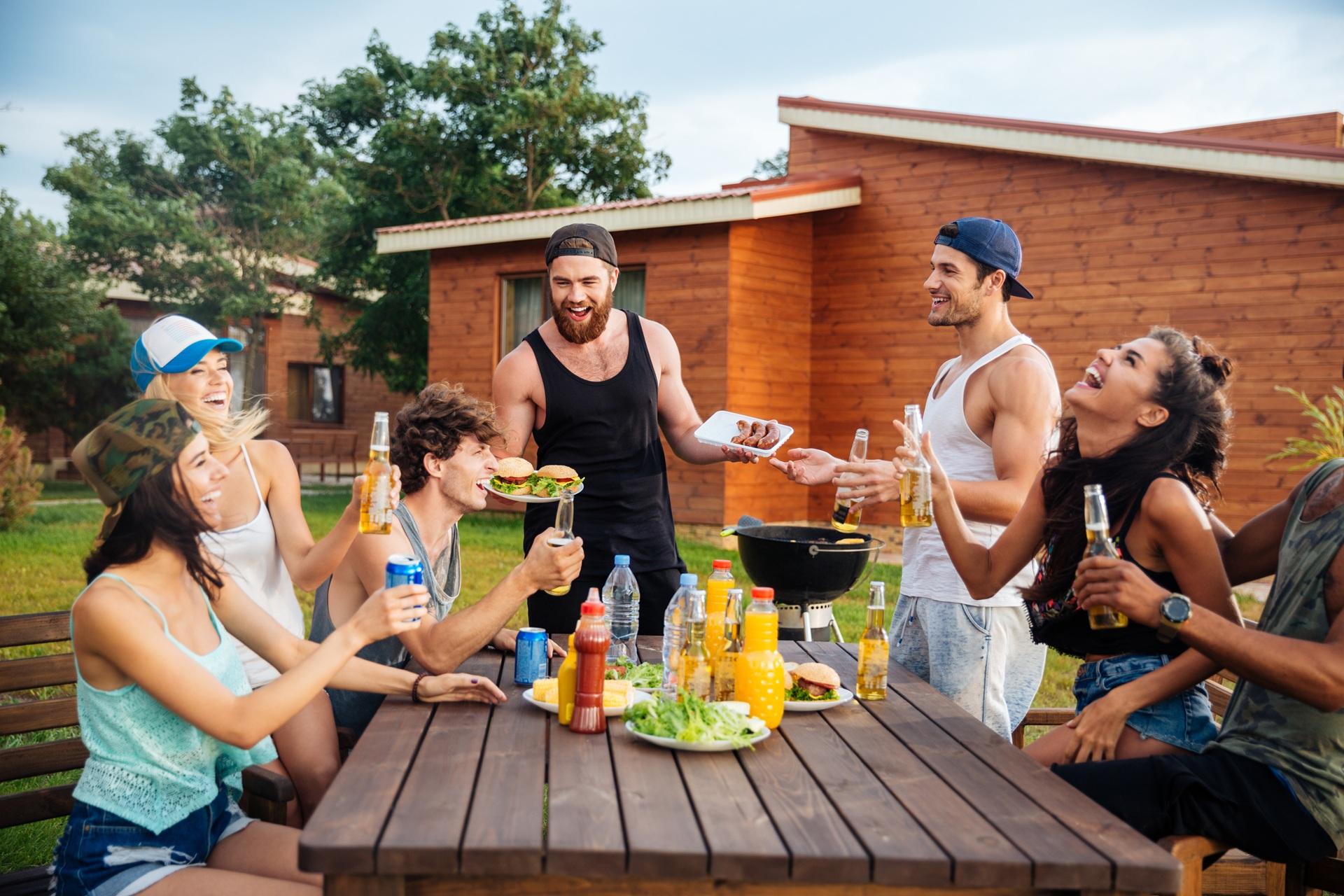 Grillrunde mit Getränken und Lachen im Garten | Stühle mieten

