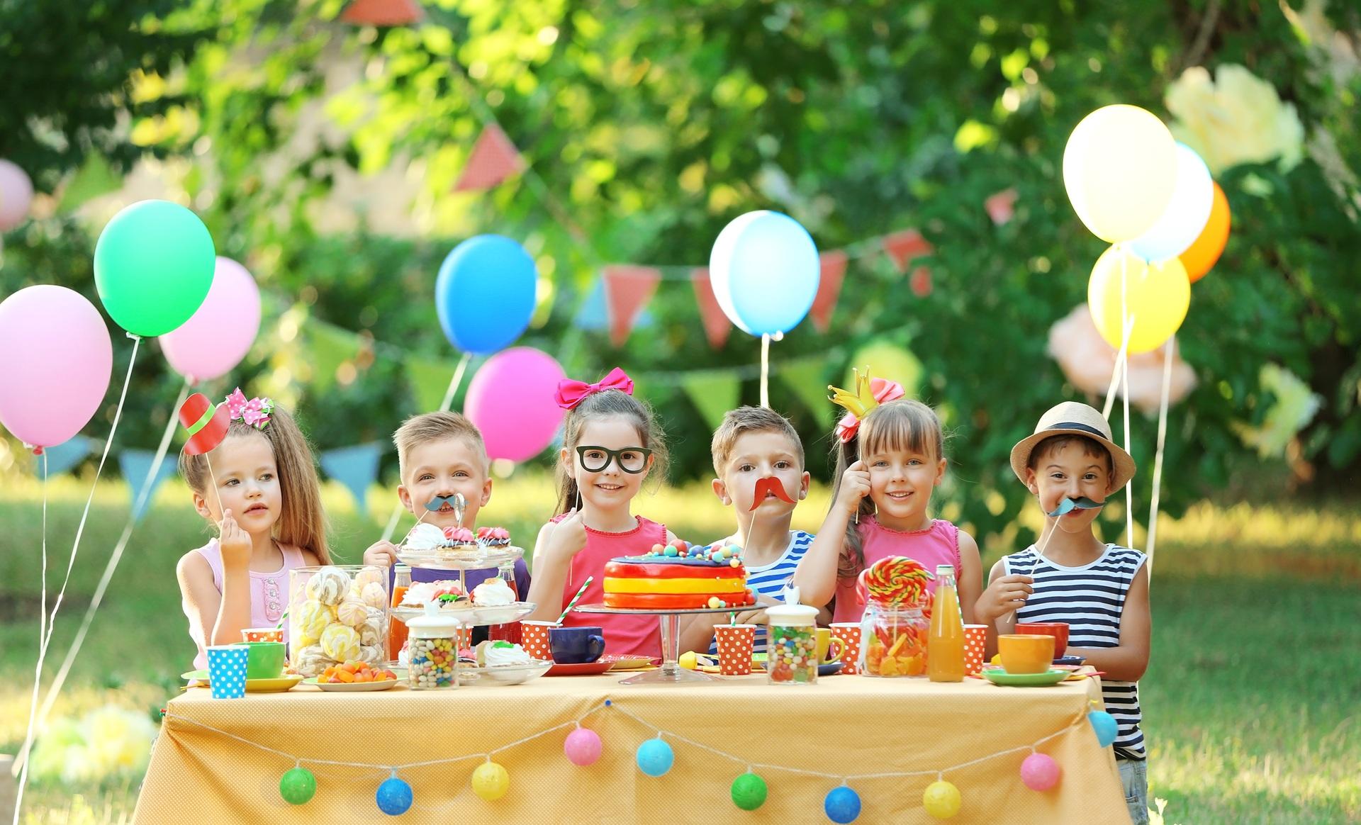 Kinder feiern Geburtstag im Garten mit Deko | Stühle mieten

