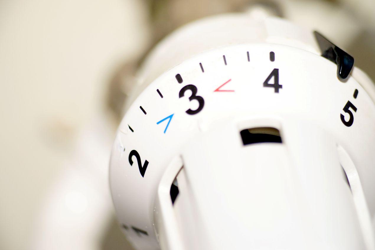 Nahaufnahme eines Heizkörper-Thermostats auf Stufe 3 – Symbolbild für stabile Heizölpreise NRW